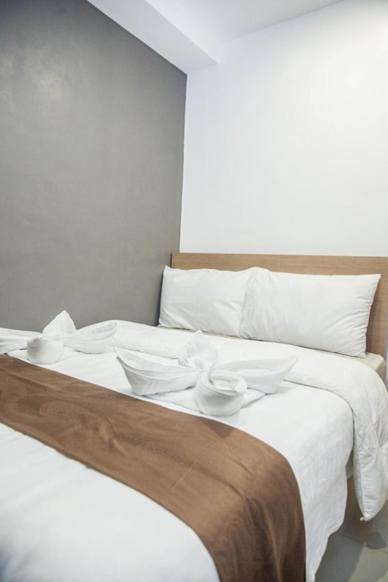 Melbourne Suites Makati City Esterno foto