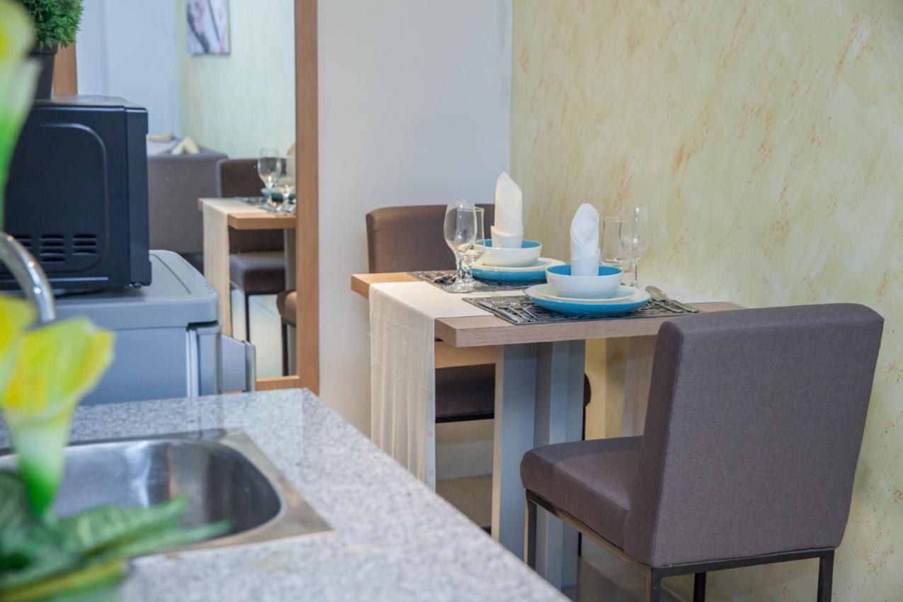 Melbourne Suites Makati City Esterno foto