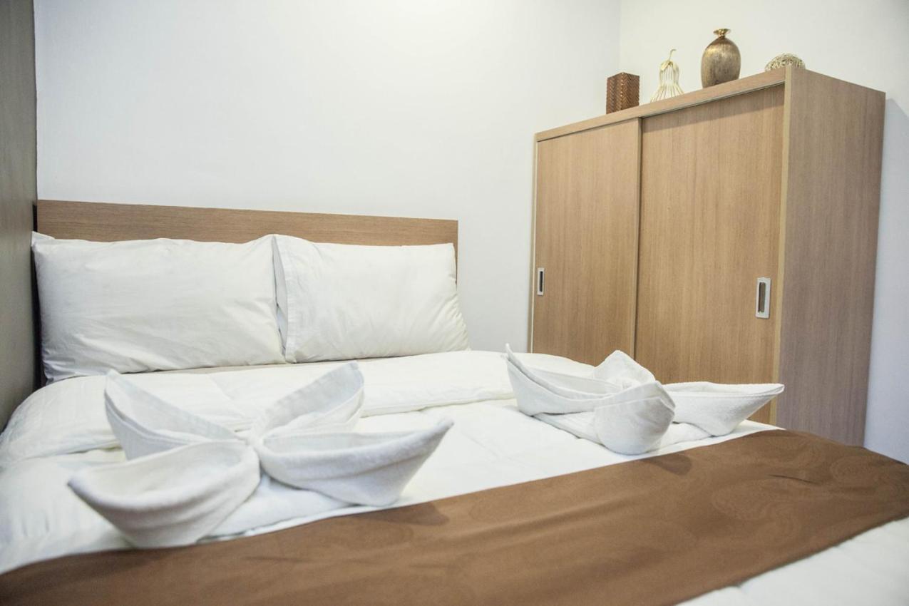 Melbourne Suites Makati City Esterno foto