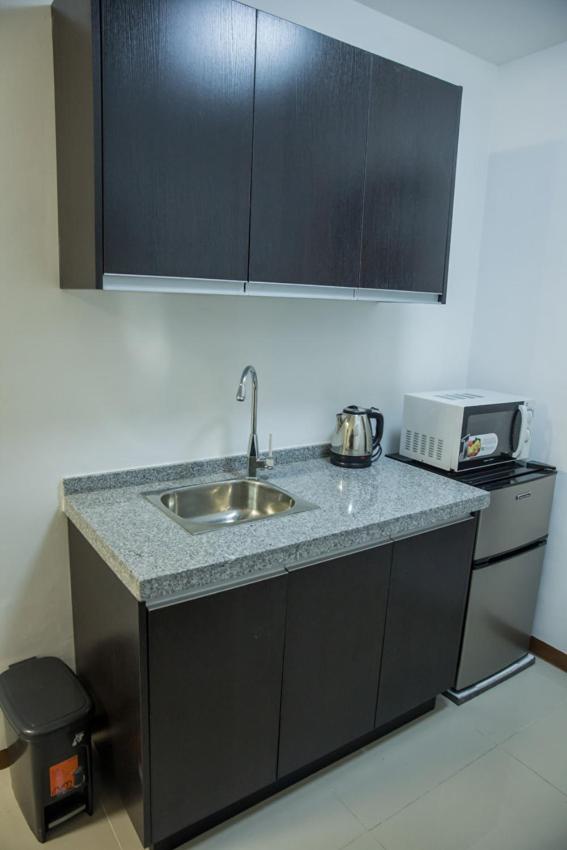 Melbourne Suites Makati City Esterno foto