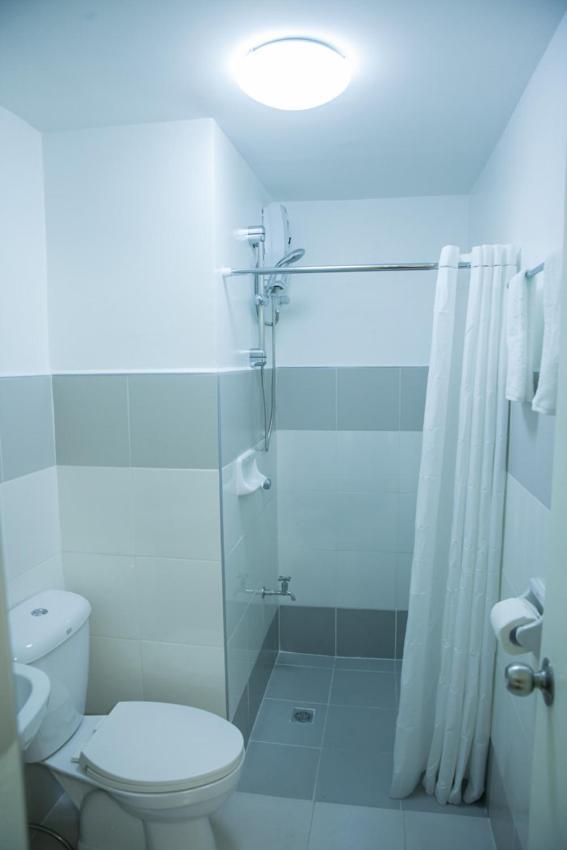 Melbourne Suites Makati City Esterno foto