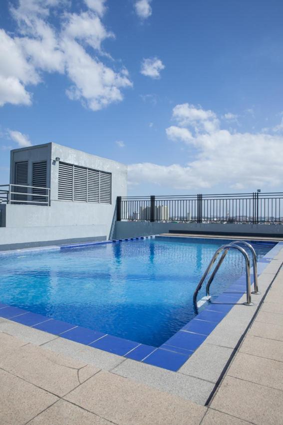 Melbourne Suites Makati City Esterno foto