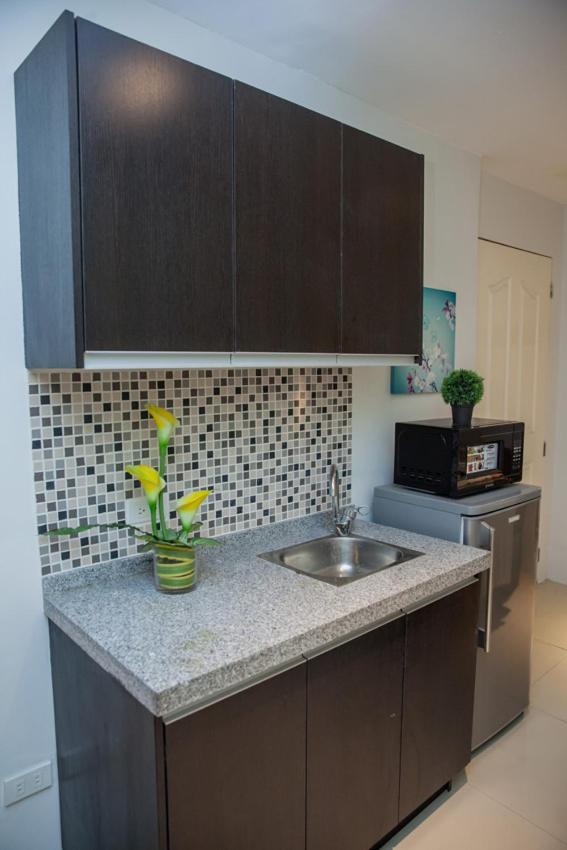 Melbourne Suites Makati City Esterno foto