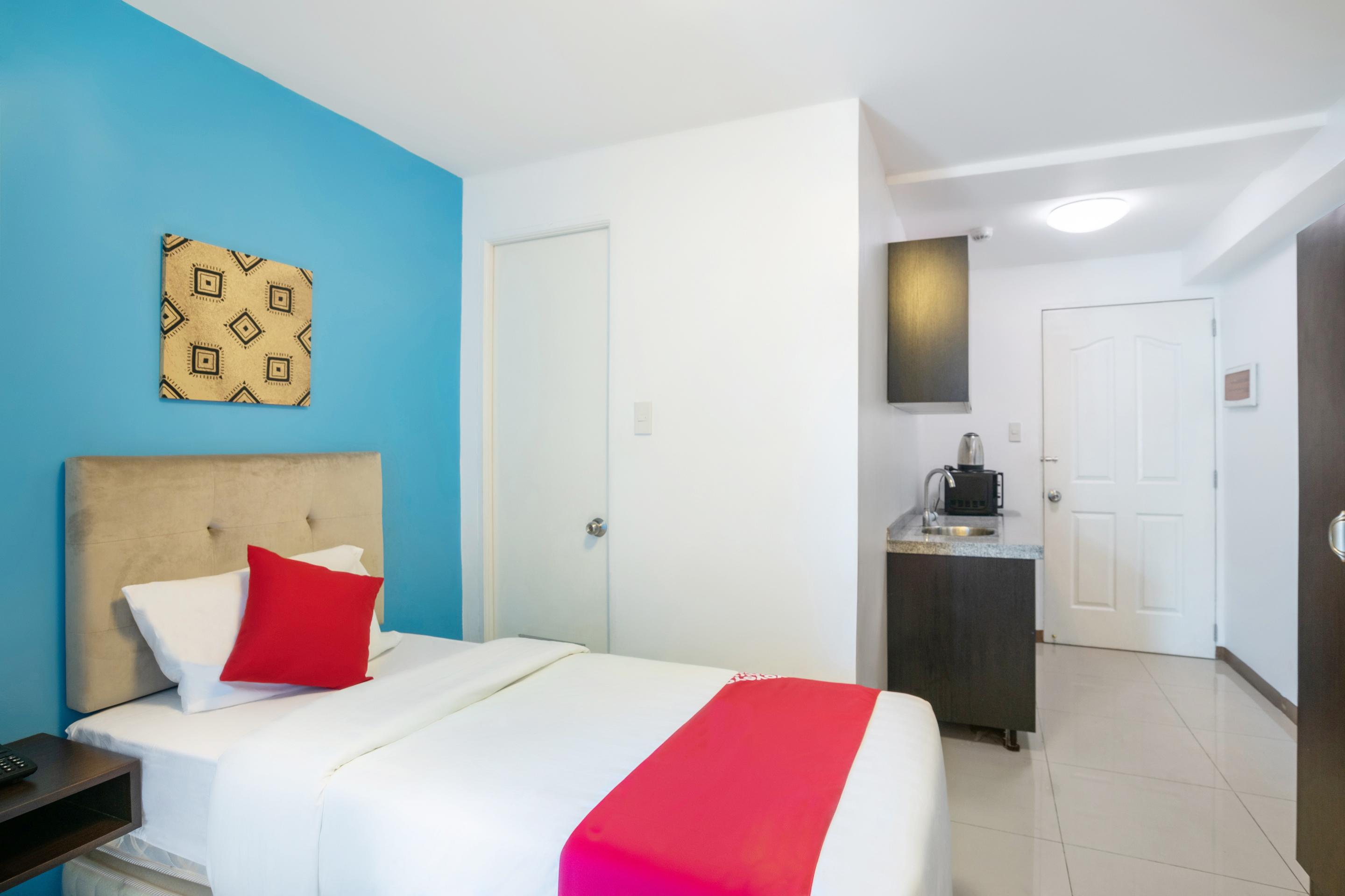 Melbourne Suites Makati City Esterno foto