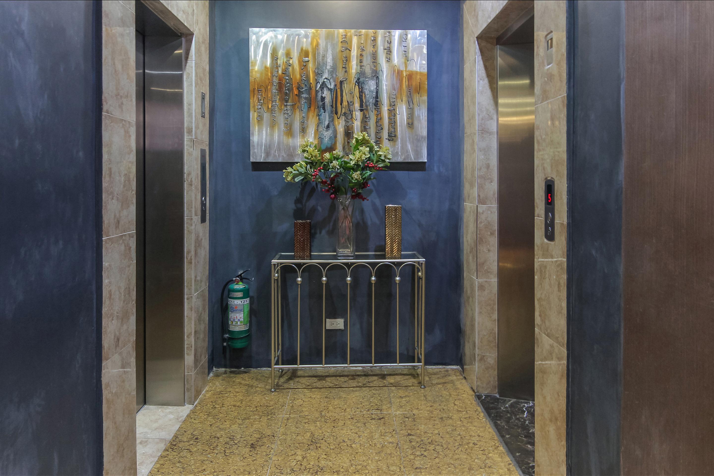 Melbourne Suites Makati City Esterno foto